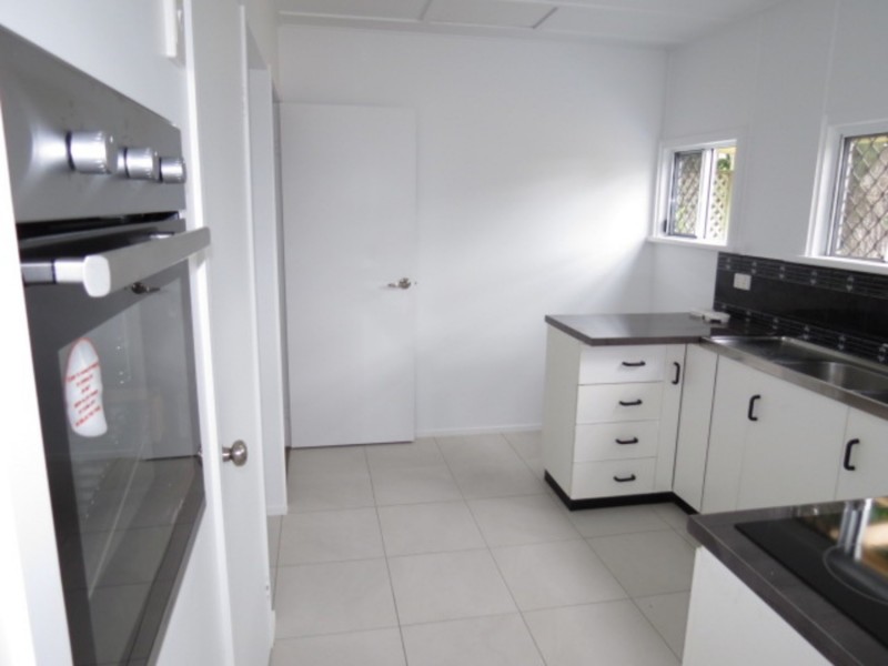 10 Rosshall Street, Bowen QLD 4805