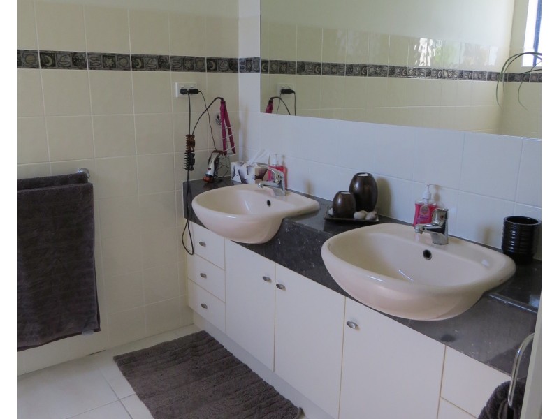 10 Marine Parade, Bowen QLD 4805