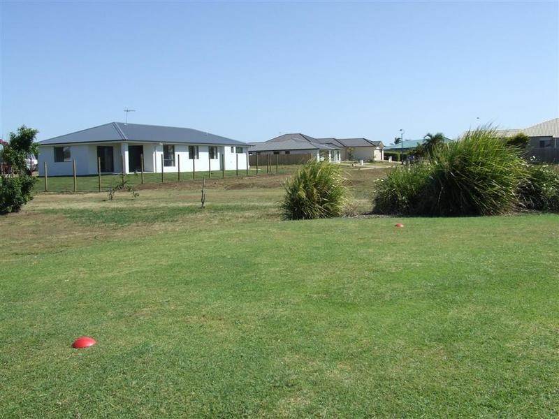 1  McCallum Close, Coral Cove QLD 4670