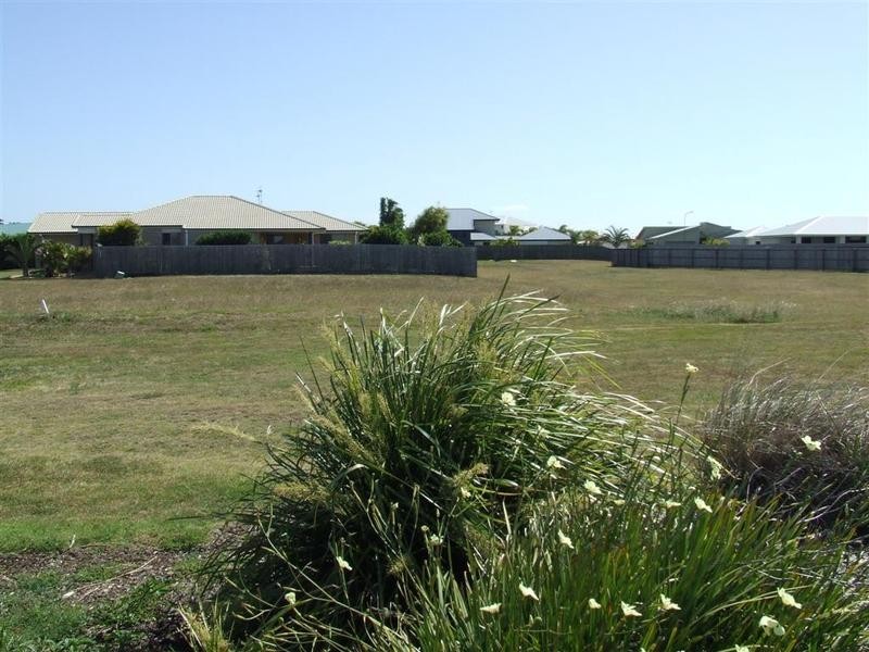 8 McCallum Close, Coral Cove QLD 4670