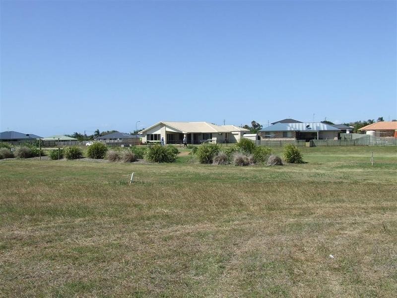 8 McCallum Close, Coral Cove QLD 4670