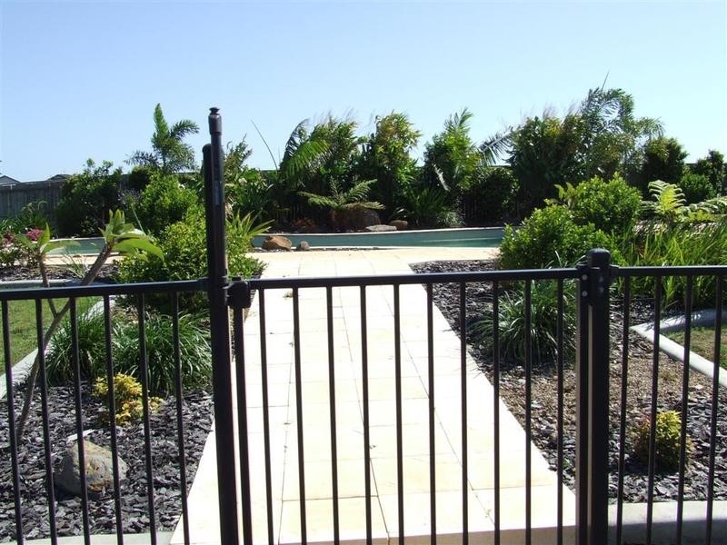 8 McCallum Close, Coral Cove QLD 4670