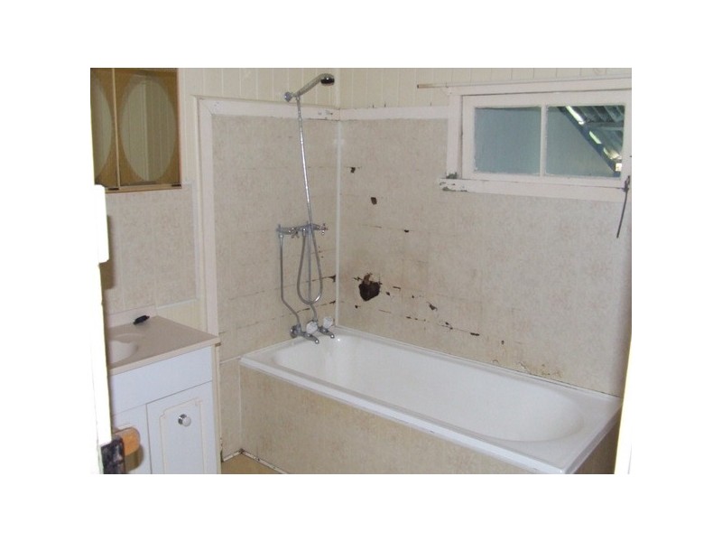 12 Bathurst Street, Elliott Heads QLD 4670