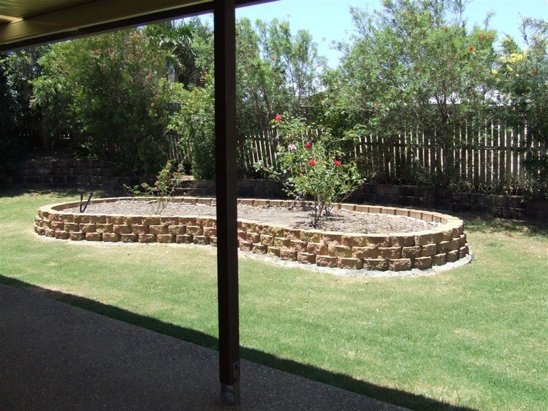 4 Bobby Place, Coral Cove QLD 4670
