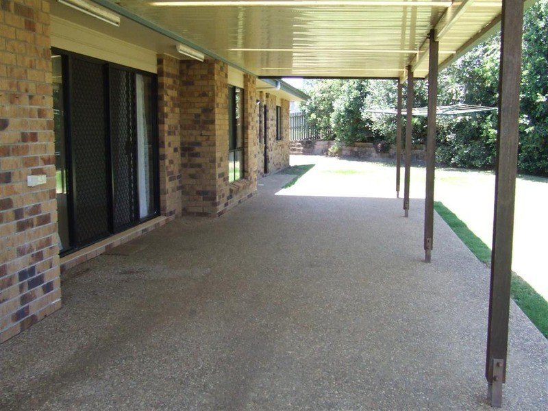 4 Bobby Place, Coral Cove QLD 4670
