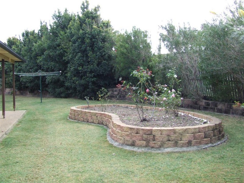 4 Bobby Place, Coral Cove QLD 4670
