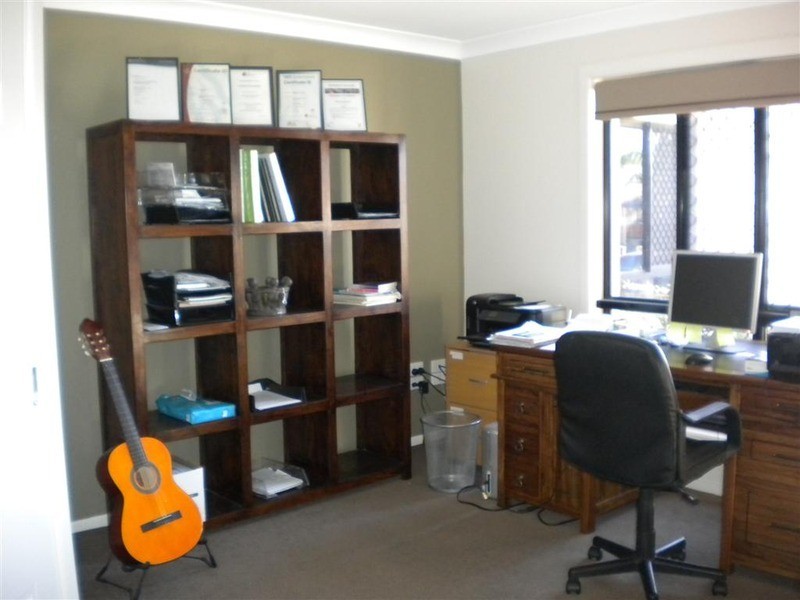 13 Leon Place, Coral Cove QLD 4670