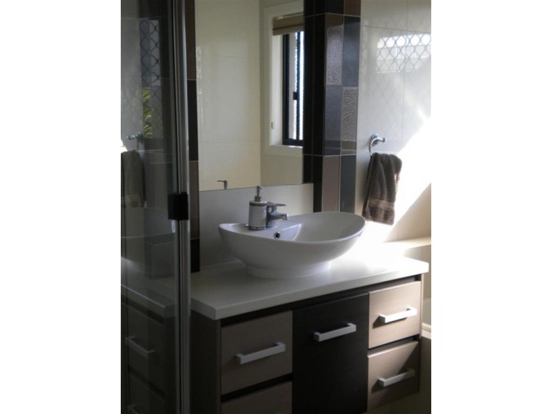 13 Leon Place, Coral Cove QLD 4670