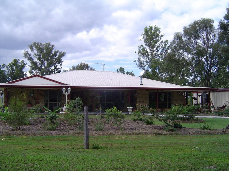 8 Whites Road, Childers QLD 4660