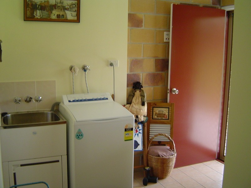 8 Whites Road, Childers QLD 4660