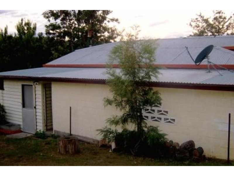 8 Roberts Street, Mount Perry QLD 4671