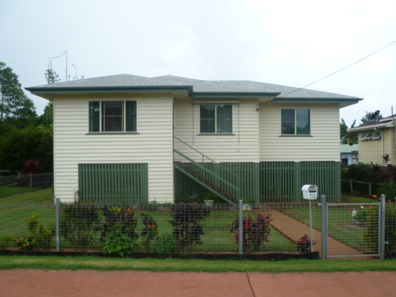 27 West Street, Childers QLD 4660