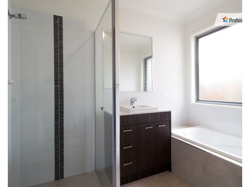 8 Dahlia Close, Jimboomba QLD 4280