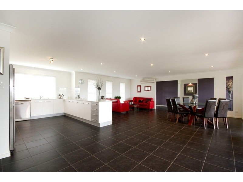 8 Borrowdale Court, Mundoolun QLD 4285