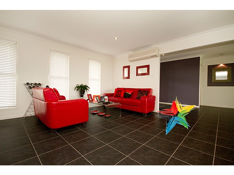 8 Borrowdale Court, Mundoolun QLD 4285