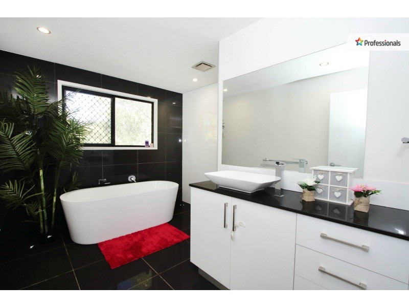 215 Bamboo Drive, Cedar Vale QLD 4285