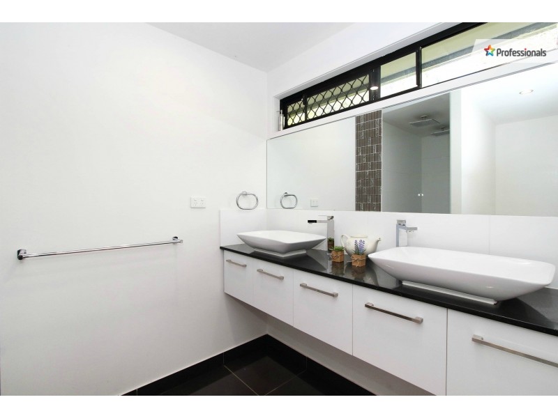 215 Bamboo Drive, Cedar Vale QLD 4285