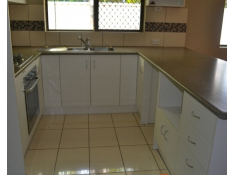 2/118 Kumbari Avenue, Labrador QLD 4215