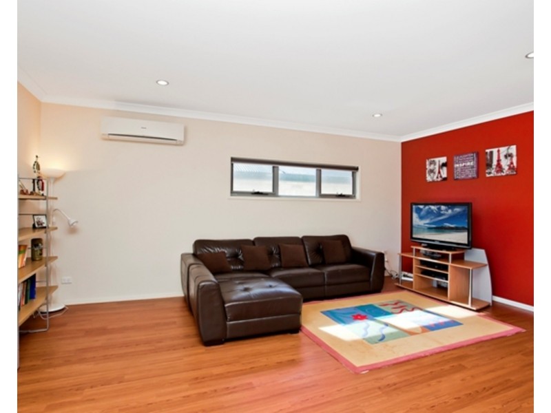 61 Zane Street, Molendinar QLD 4214