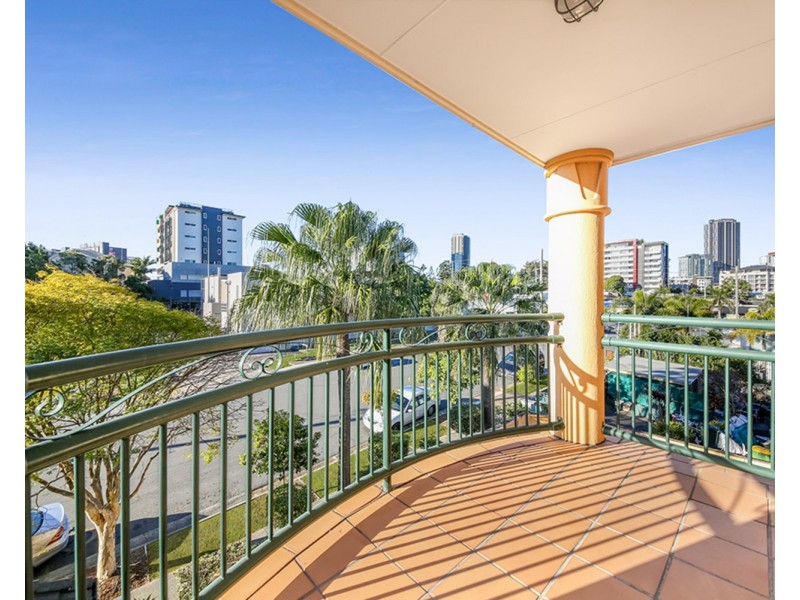 17/12 Spendelove Avenue, Southport QLD 4215
