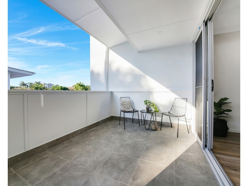 2/116 Eugaree Street, Southport QLD 4215