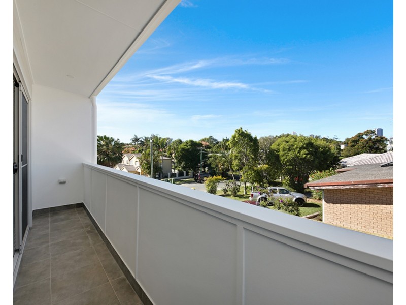 4/116 Eugaree Street, Southport QLD 4215