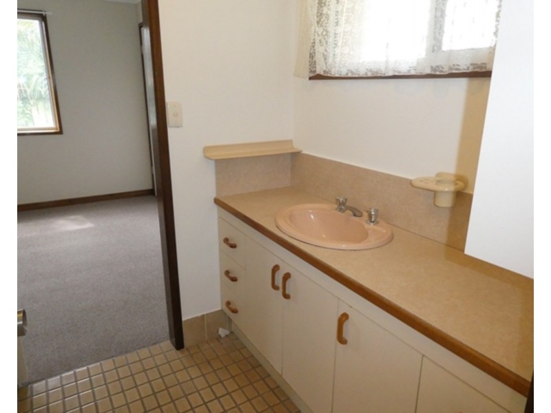 18 Tumbarumba Avenue, Ashmore QLD 4214