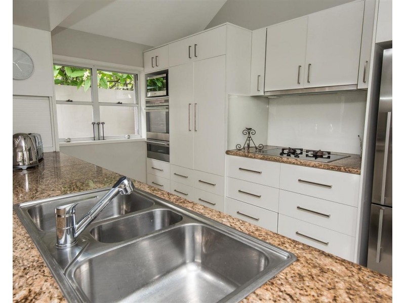 6 Wildash Street, Southport QLD 4215