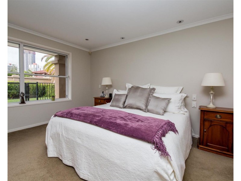 6 Wildash Street, Southport QLD 4215