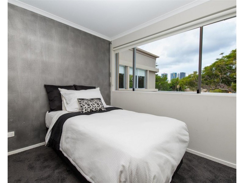 6 Wildash Street, Southport QLD 4215