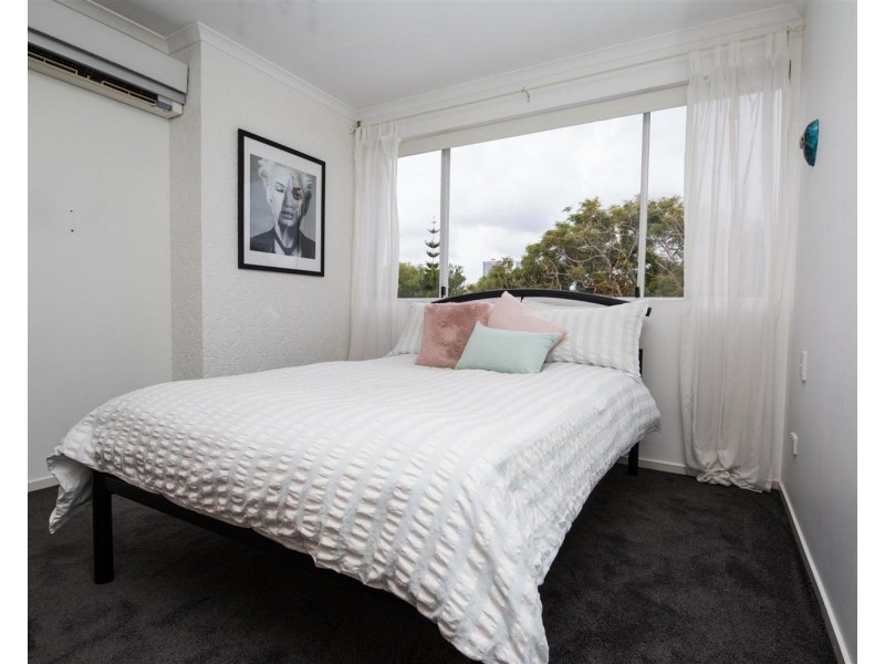 6 Wildash Street, Southport QLD 4215