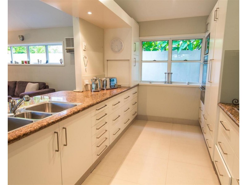 6 Wildash Street, Southport QLD 4215