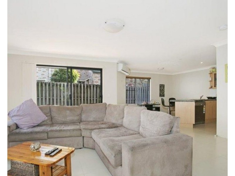 2/122 Pohlman Street, Southport QLD 4215