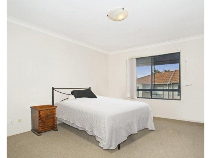 2/122 Pohlman Street, Southport QLD 4215