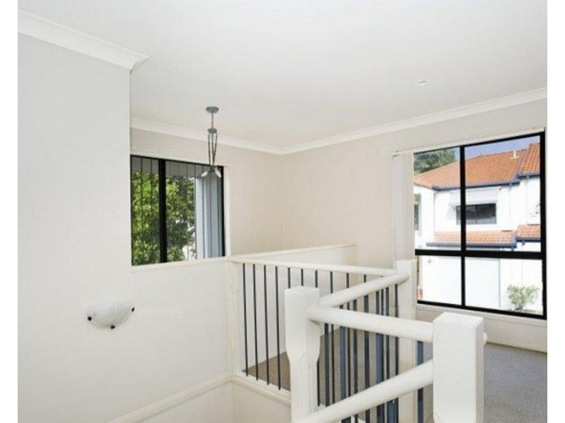 2/122 Pohlman Street, Southport QLD 4215