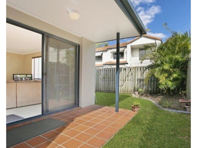2/122 Pohlman Street, Southport QLD 4215