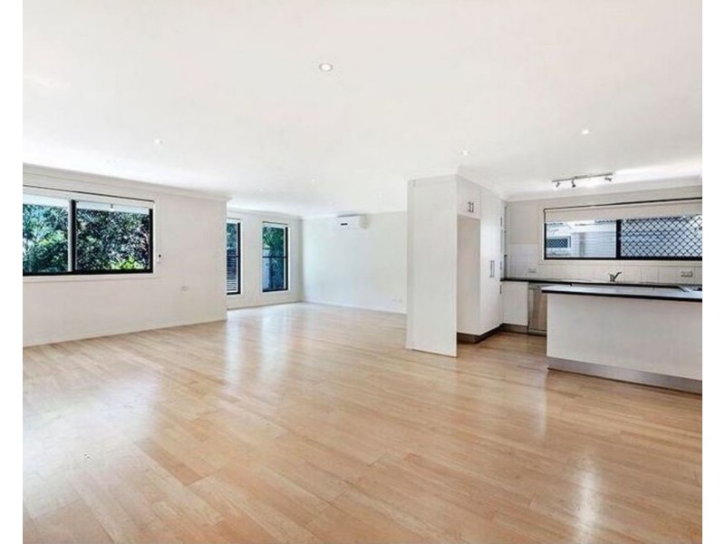 142 Government Road, Labrador QLD 4215