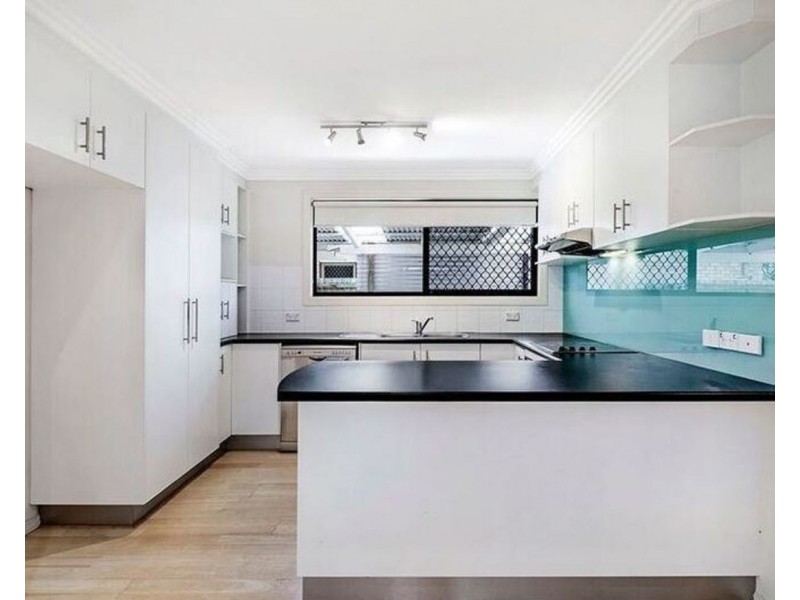 142 Government Road, Labrador QLD 4215