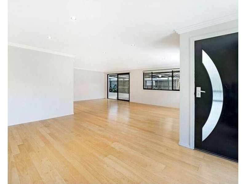 142 Government Road, Labrador QLD 4215