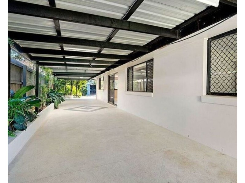 142 Government Road, Labrador QLD 4215