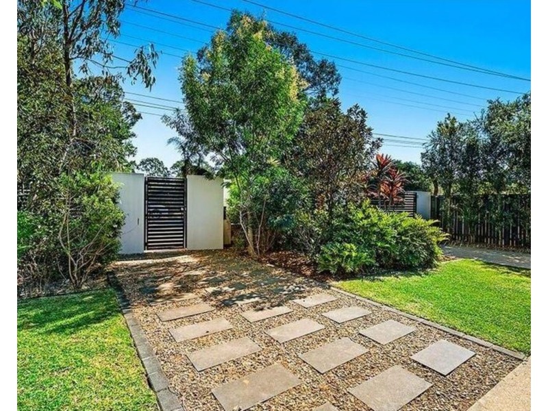 142 Government Road, Labrador QLD 4215