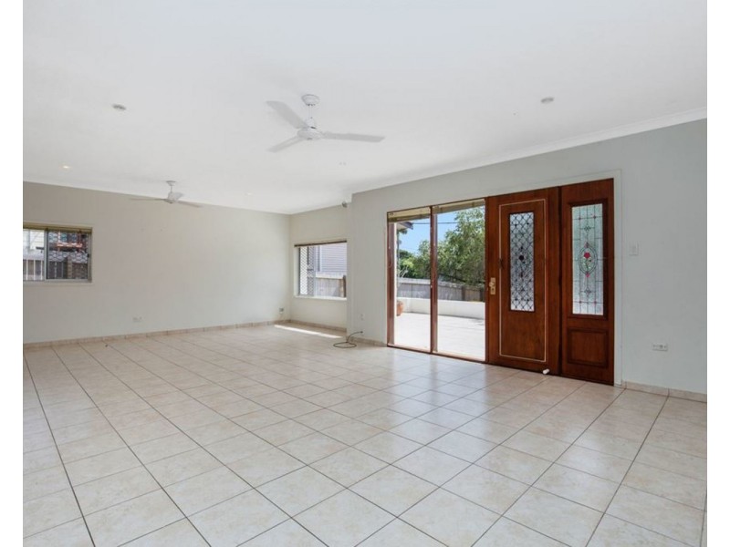 8 Cooleroo Avenue, Southport QLD 4215