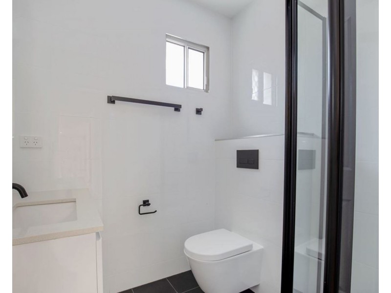 8 Cooleroo Avenue, Southport QLD 4215