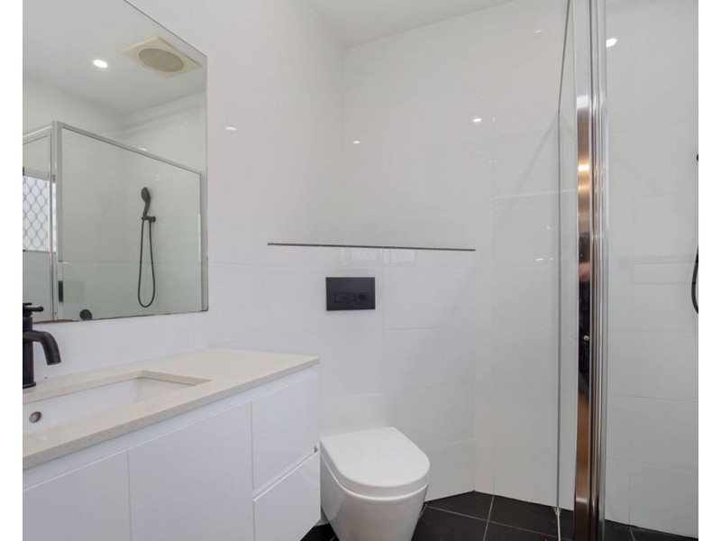 8 Cooleroo Avenue, Southport QLD 4215