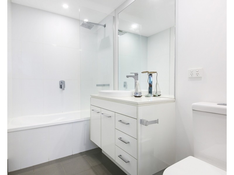 209/20 Labrador Street, Labrador QLD 4215