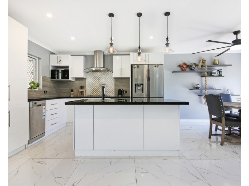 2/4 Elm Court, Labrador QLD 4215