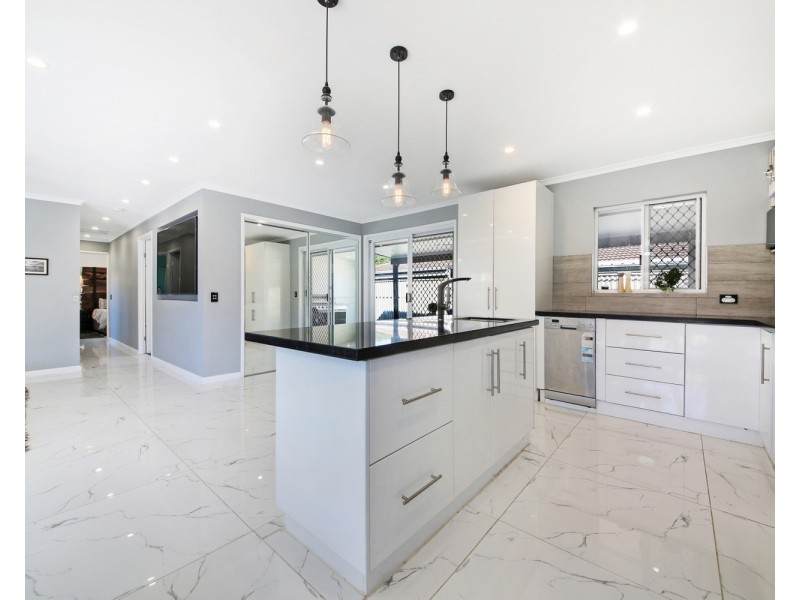 2/4 Elm Court, Labrador QLD 4215