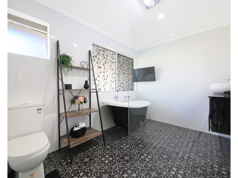 2/4 Elm Court, Labrador QLD 4215