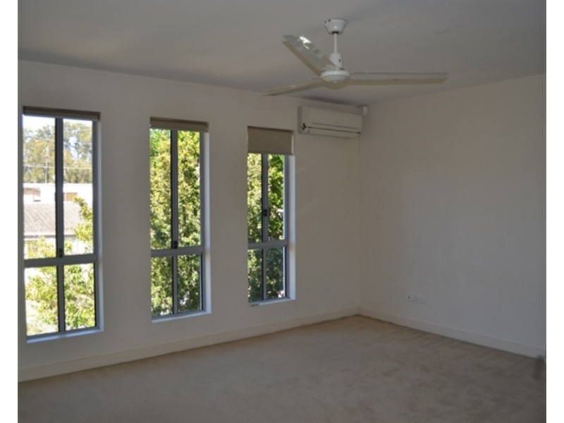 1B Bradbrook Street, Southport QLD 4215