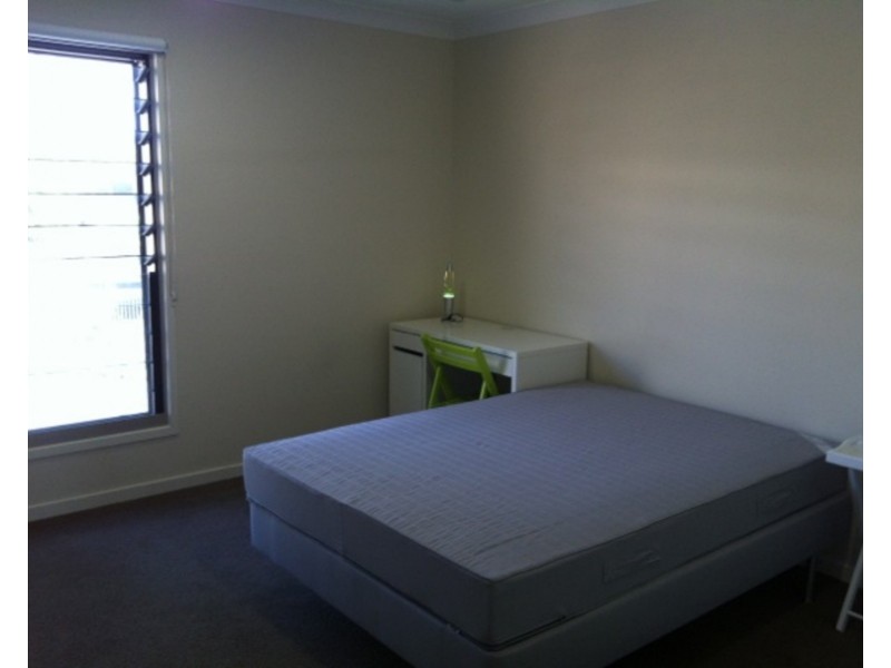 2/135 Falconer Street, Southport QLD 4215